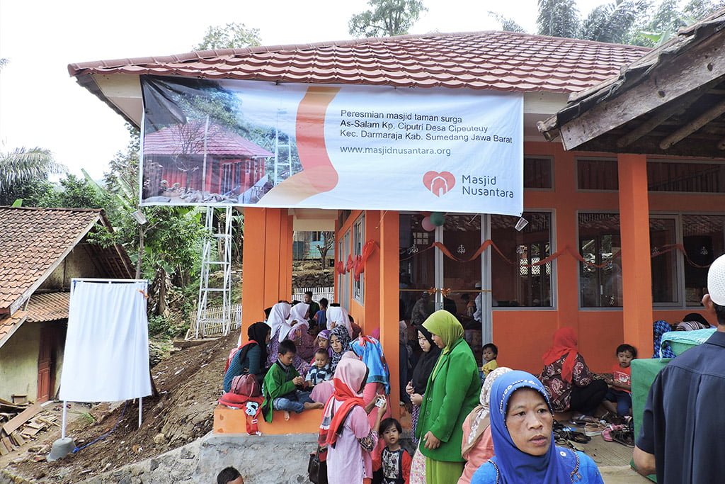 Kebahagiaan warga Kampung Ciputri saat peresmian masjid oleh Masjid Nusantara