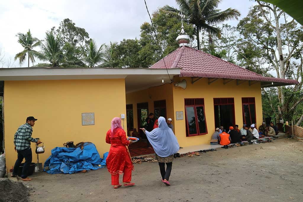 WARGA SUKABABO TIDAK LAGI SHOLAT DIMASJID TENDA