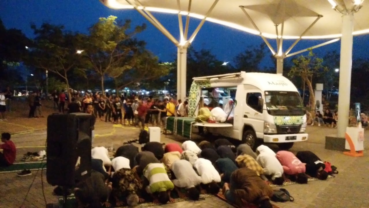 RAMAINYA MOBILE MASJID DITENGAH KONSER MUSIK AMERIKA RAMAINYA MOBILE MASJID DITENGAH KONSER MUSIK AMERIKA