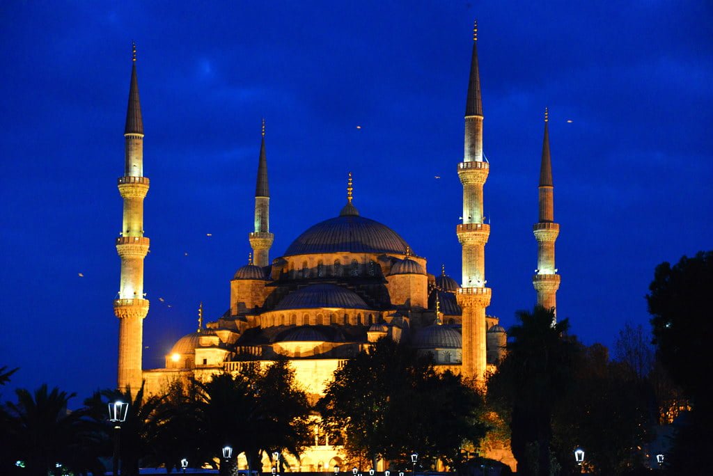 5  Cara Memakmurkan Masjid yang Bisa Kita Lakukan