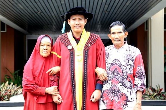 KISAH INSPIRATIF: Raih IPK Tinggi di UNPAD Meski Tinggal di Masjid Kampus