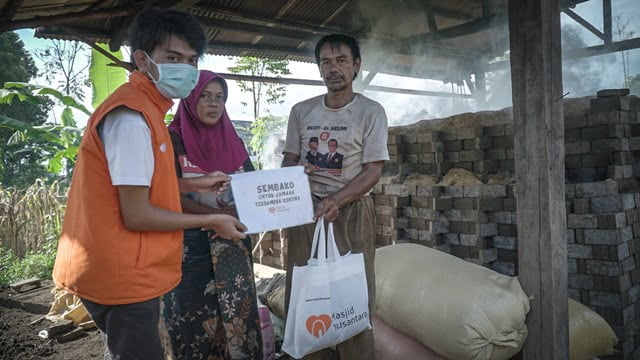 Kebahagiaan Mereka yang Terbantu Sembako Masjid