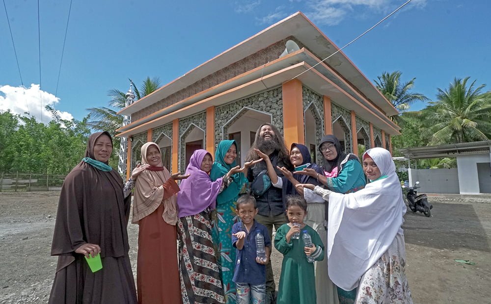 Resmikan Masjid Batu Watusongu, Aktor Adhin Terharu Banyak Warga Non Muslim Datang Membantu Peresmian