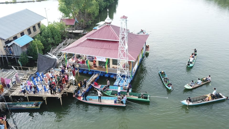 Lahan Terbatas, YMN Bangun Masjid Apung
