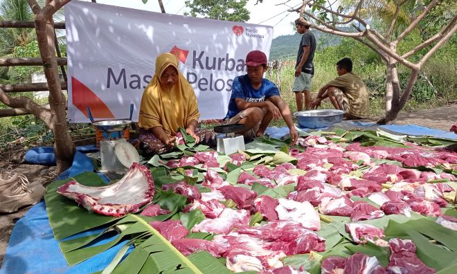 Bahagia! Warga Watusongu Menerima Daging Kurban