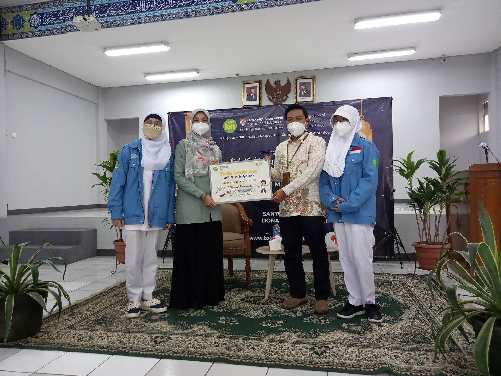 Sambut Maulid Nabi, SMP Bakti Mulya 400 Serahkan Donasi Masjid
