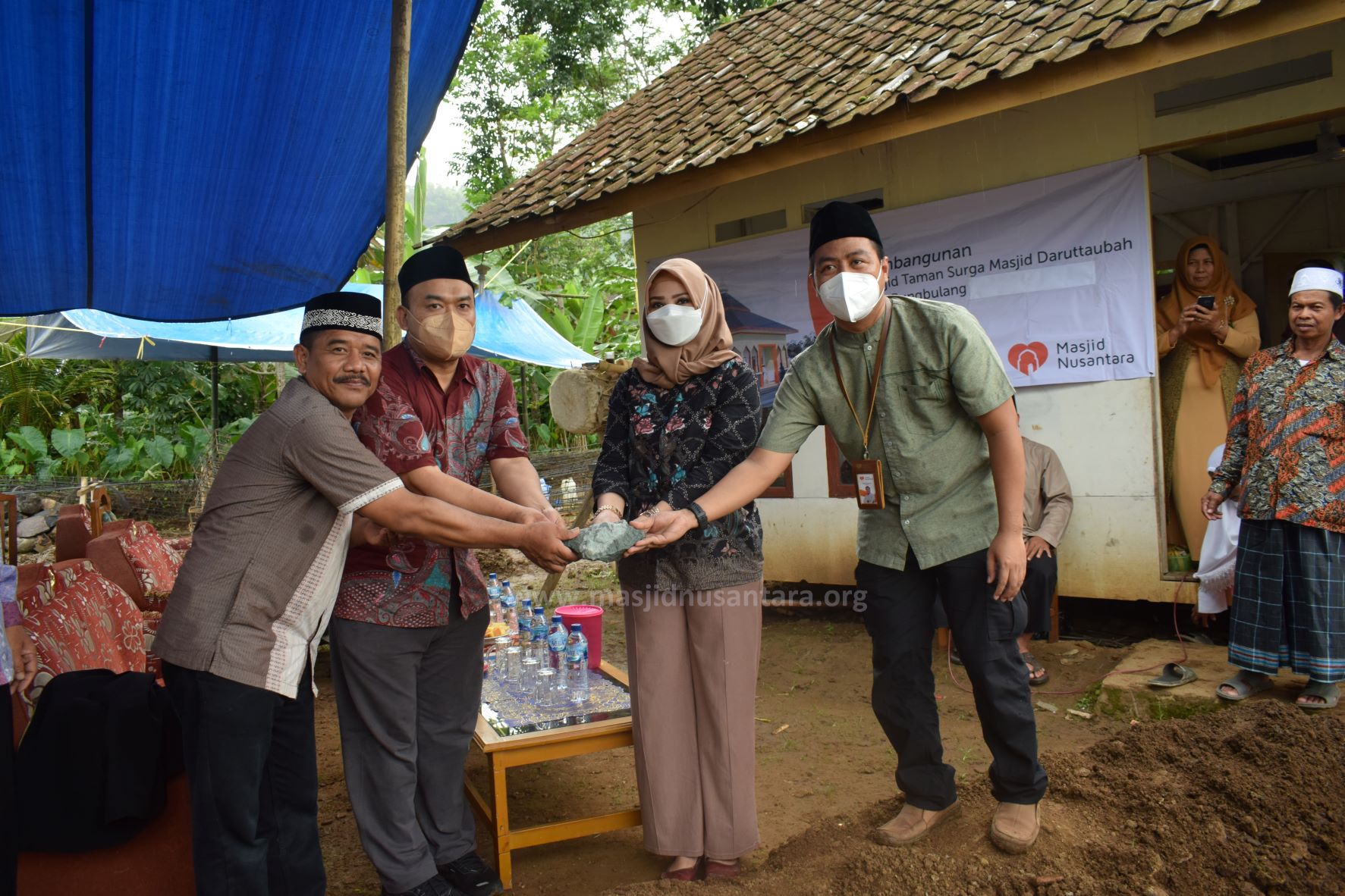 Peletakan Batu Mengawali Pembangunan Masjid Daruttaubah