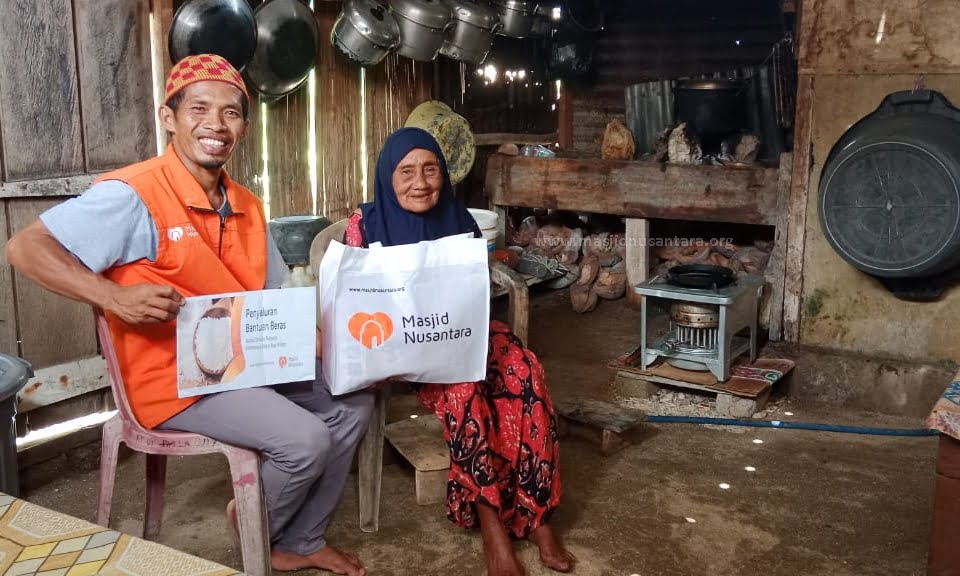 Masjid Nusantara Tebar 150 Paket Beras di Halmahera