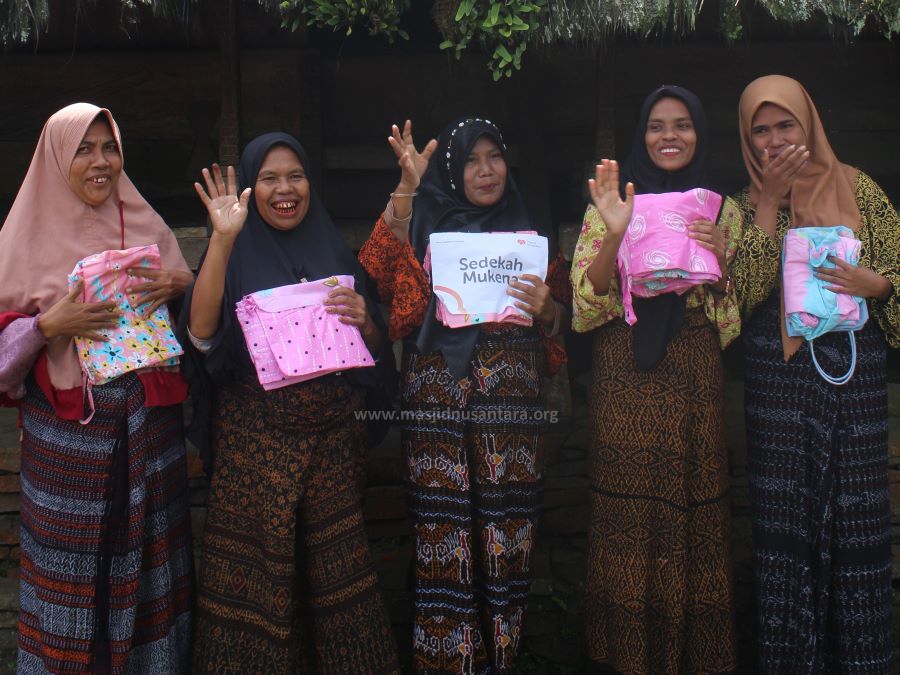 Muslimah Tiros Sumringah Terima Mukena Baru