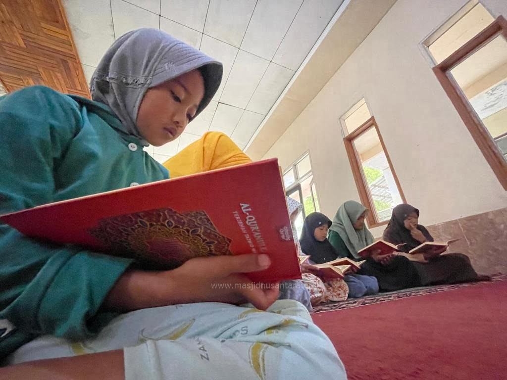 Santri Korban Banjir Terima Al Quran Baru