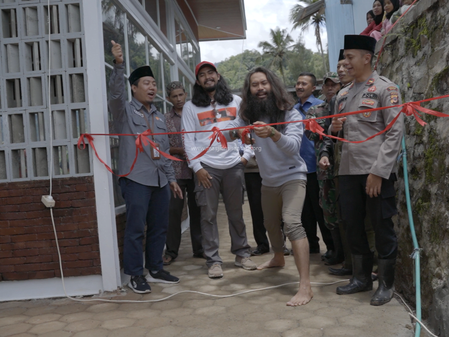 MN Bangun Masjid 99 Jam di Garut