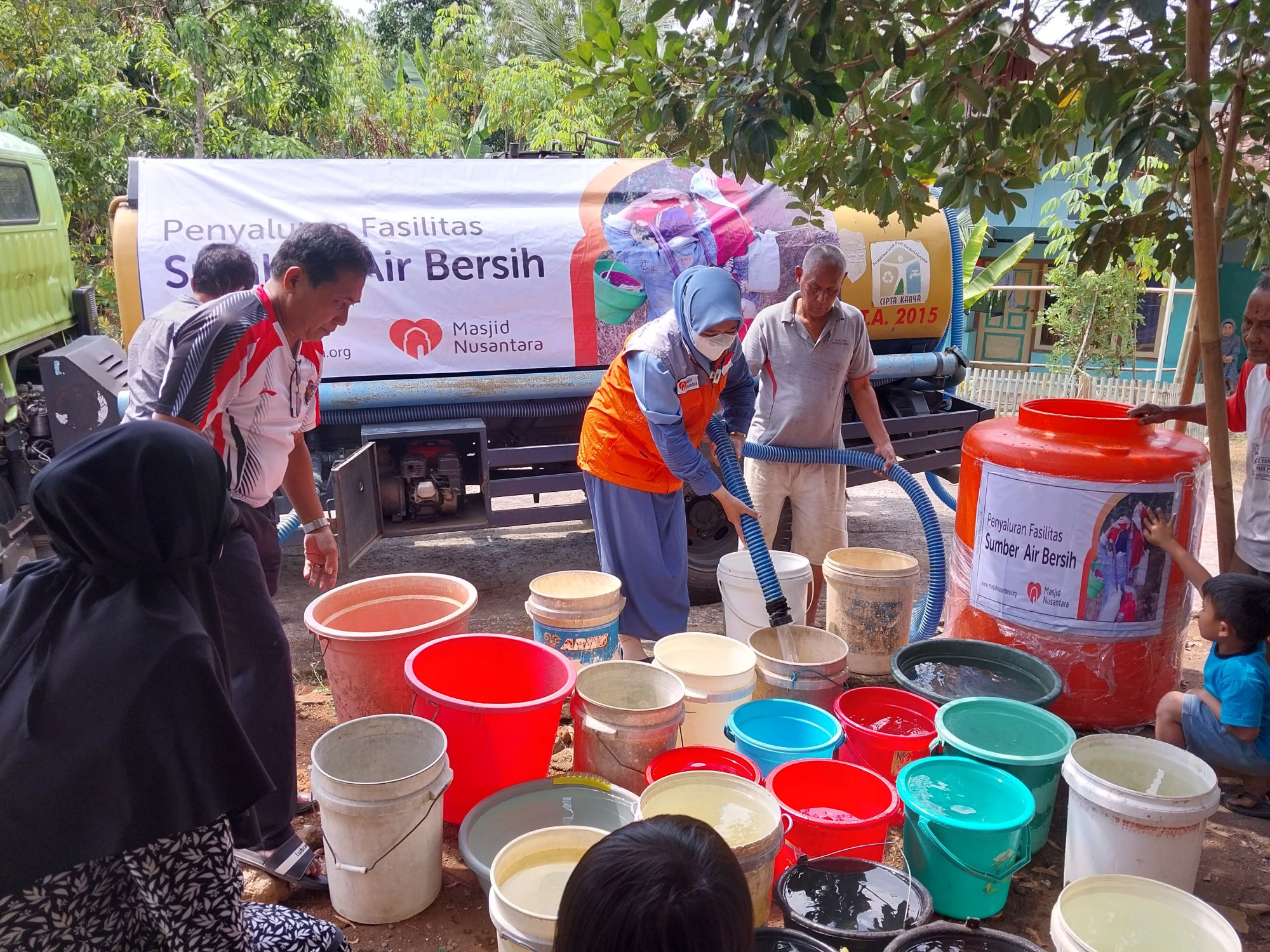 Masjid Nusantara Bantu Warga Cipeundeuy yang Krisis Air Bersih